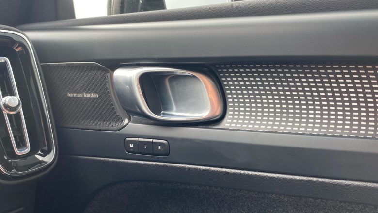 Volvo XC40 2.0 B4P Ultimate Dark 5dr Auto Petrol Estate